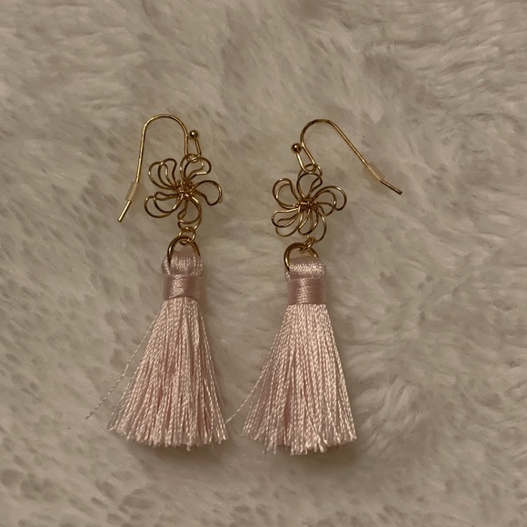 Jewelry - Pink tassel drop earrings